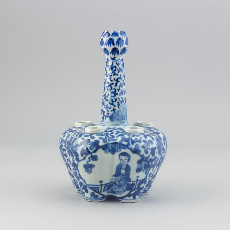 A blue and white tulip vase, Qing dynasty, Guangxu (1872-1908).