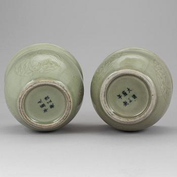 A pair of chinese flower pots and a bojan, China 19th/20th century.