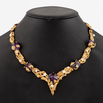 A necklace in 18K gold with faceted amethysts and cultured pearls, by Grosse.