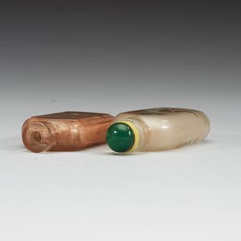 SNUSFLASKOR, två stycken, insidesmålade samt med inskription Rongjiu, omkring år 1900.