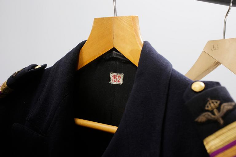 FLYGUNIFORMSJACKA, BYXA OCH FLYGUNIFORMSROCKAR, totalt 8 delar. Flygvapnet, en daterad F3 1952.