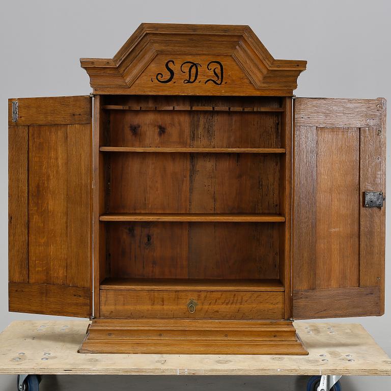 HÄNGSKÅP, barock, 1700-tal.