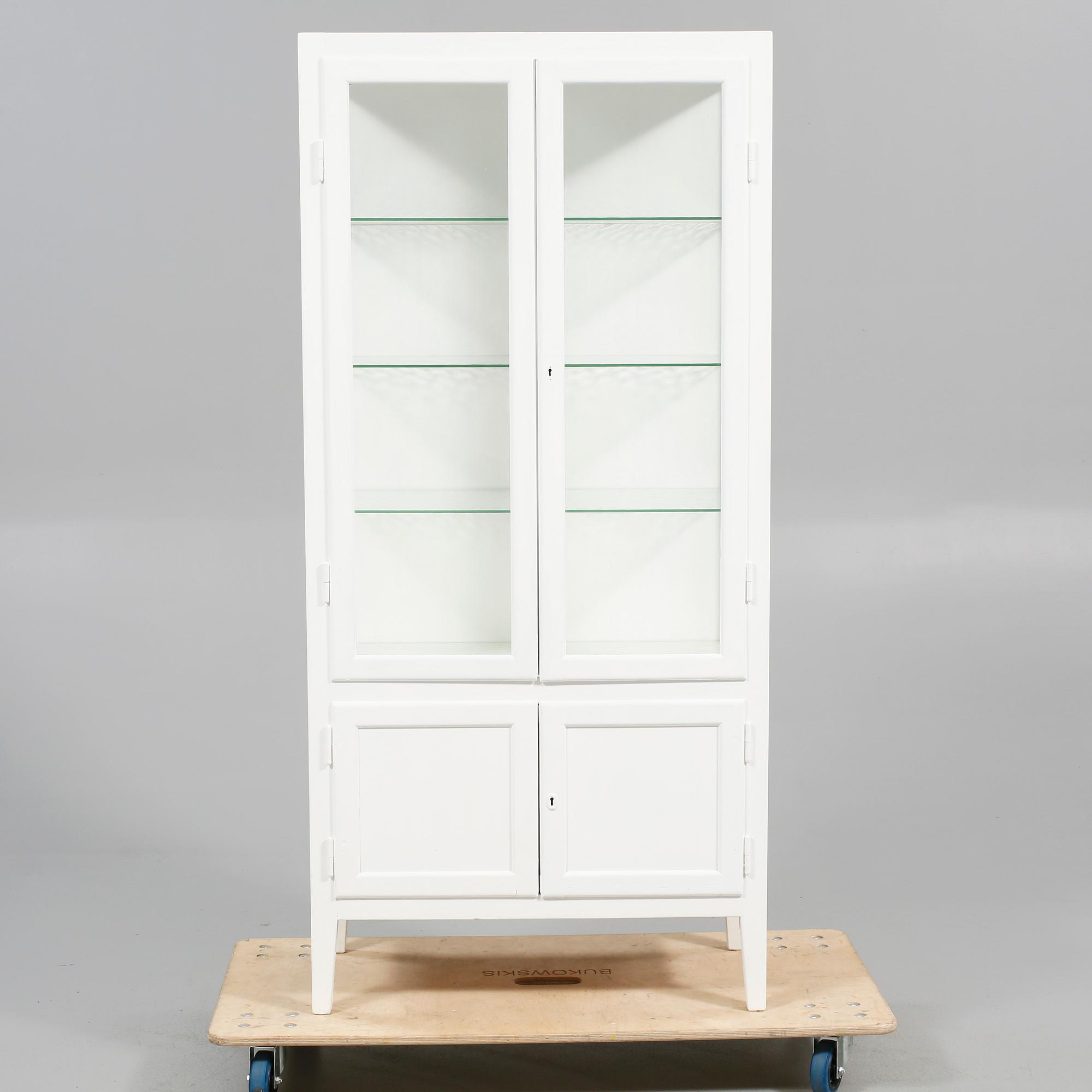 LÄKARSKÅP, 1900-talets mitt.