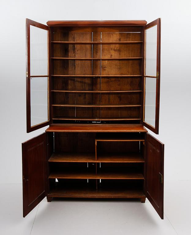 BOKSKÅP, sengustavianskt, omkring år 1800.