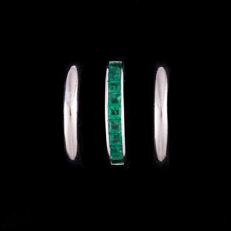 RING, 18K vitguld, smaragder. Vikt totalt ca 12,6 g.