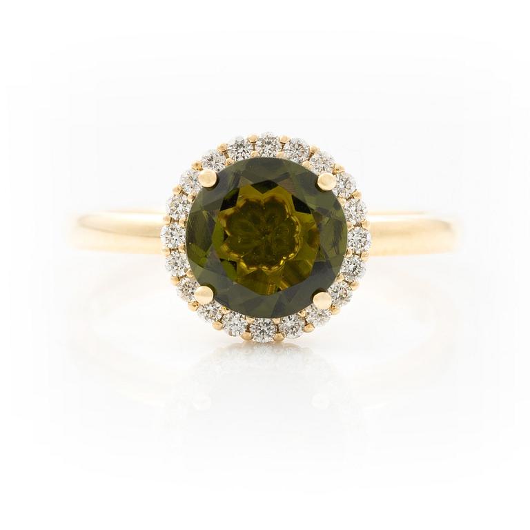 Ring 14K gold with green tourmaline and brilliant-cut diamonds.
