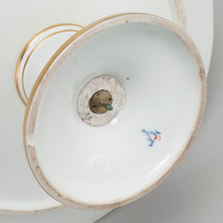 A porcelain serving dish from Meissen, around the year 1900.