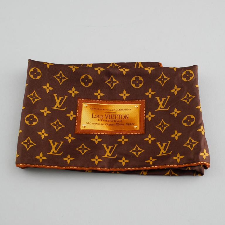 SCARF, Louis Vuitton.