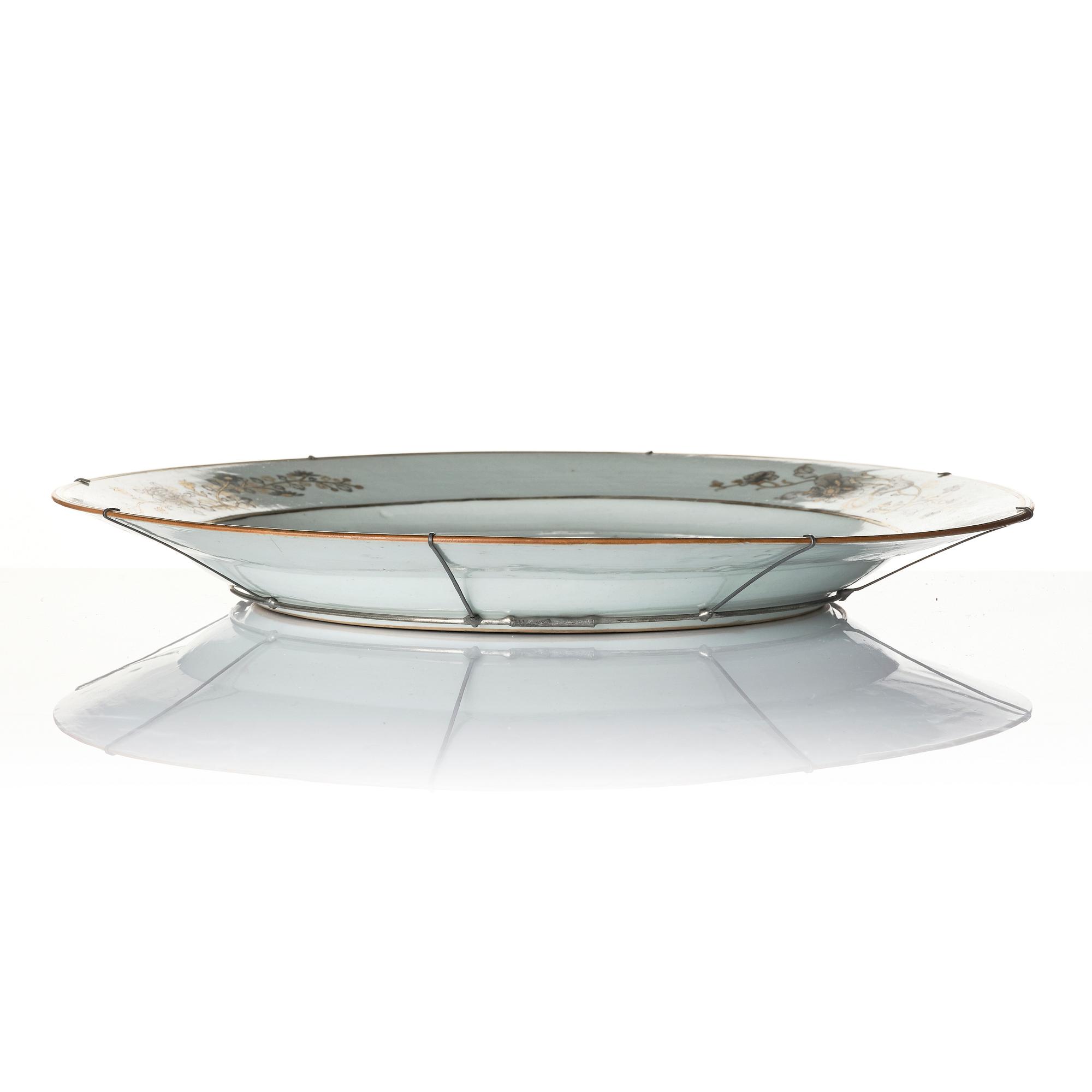 A large Chinese famille rose grisaille dish and a pair of plates, Qing dynasty, Yongzheng (1723-35).