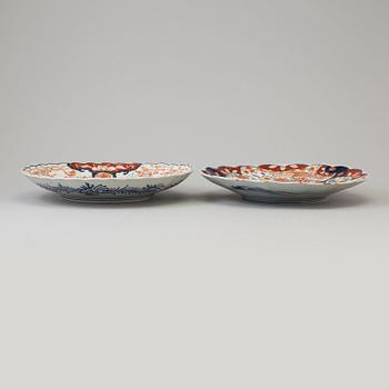 FOUR DISHES, porcelain, Imari, Japan, late 19th / early 20th century.