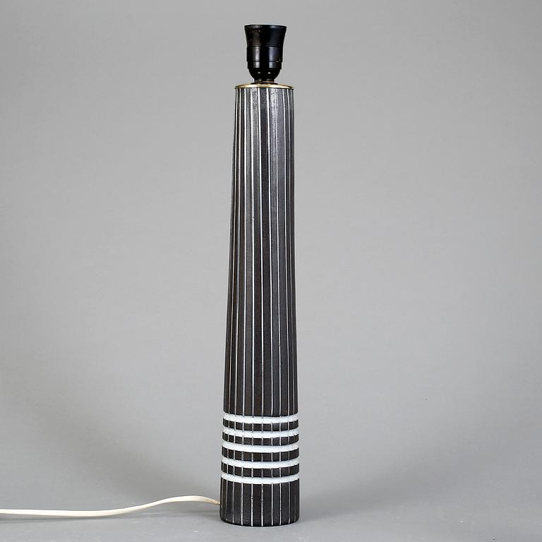 BORDSLAMPA/VAS, Ingrid Atterberg, Upsala-Ekeby, lergods. "Vinga", i produktion 1955-57.