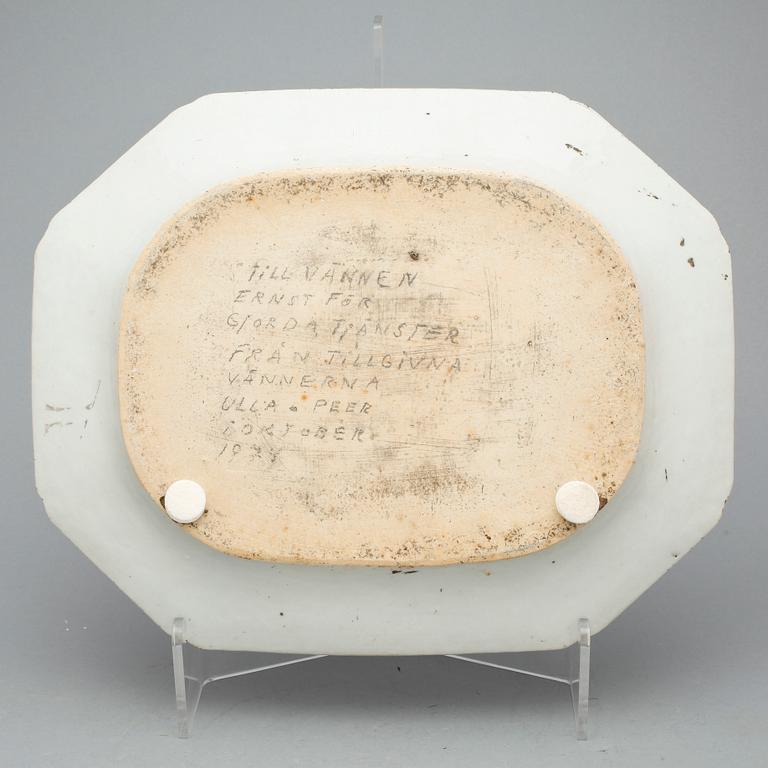 STEKFAT samt TALLRIKAR, 4 delar, porslin, Qing dynastin, Kangxi resp Qianlong, 1700-tal.