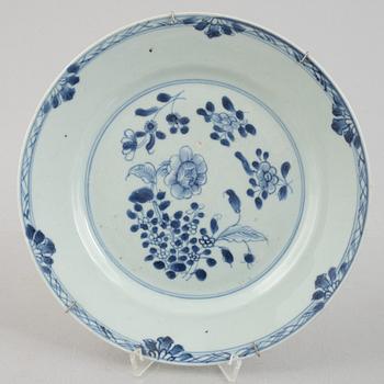 A group of five Chinese export porcelain plates, Qingdynasty, Qianlong (1736-95).