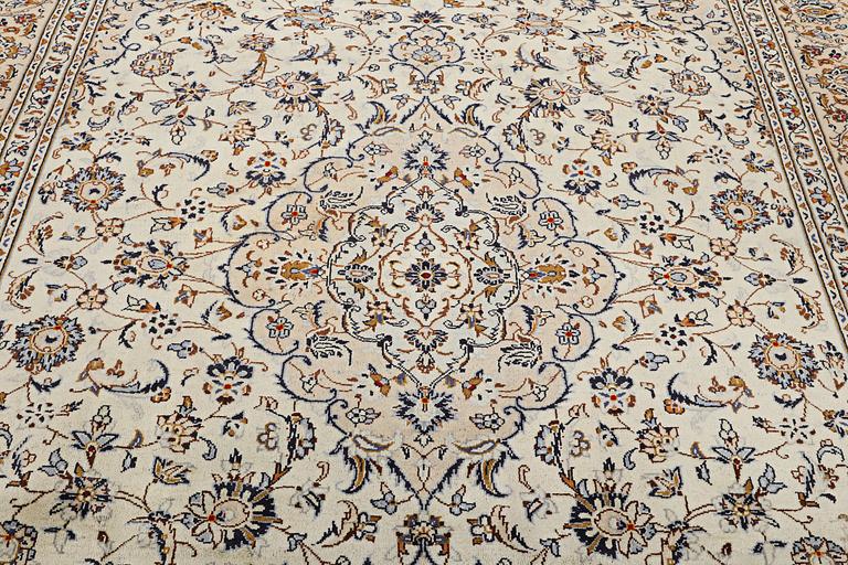 A Kashan carpet, c. 346 x 250 cm.