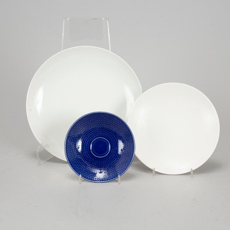 Thirty pcs of 'Blå eld' dinner service by Hertha Bengtsson.