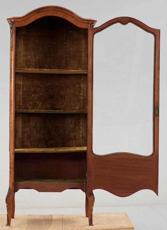 VITRINSKÅP, Louis XVI-stil, 1900-talets början.