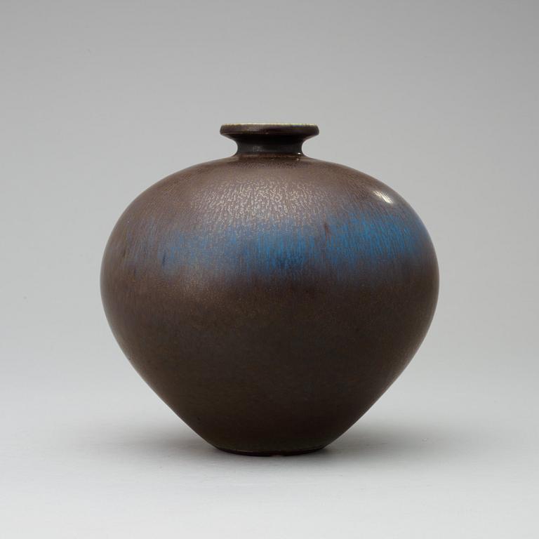 A Berndt Friberg stoneware jar, Gustavsberg Studio 1974.