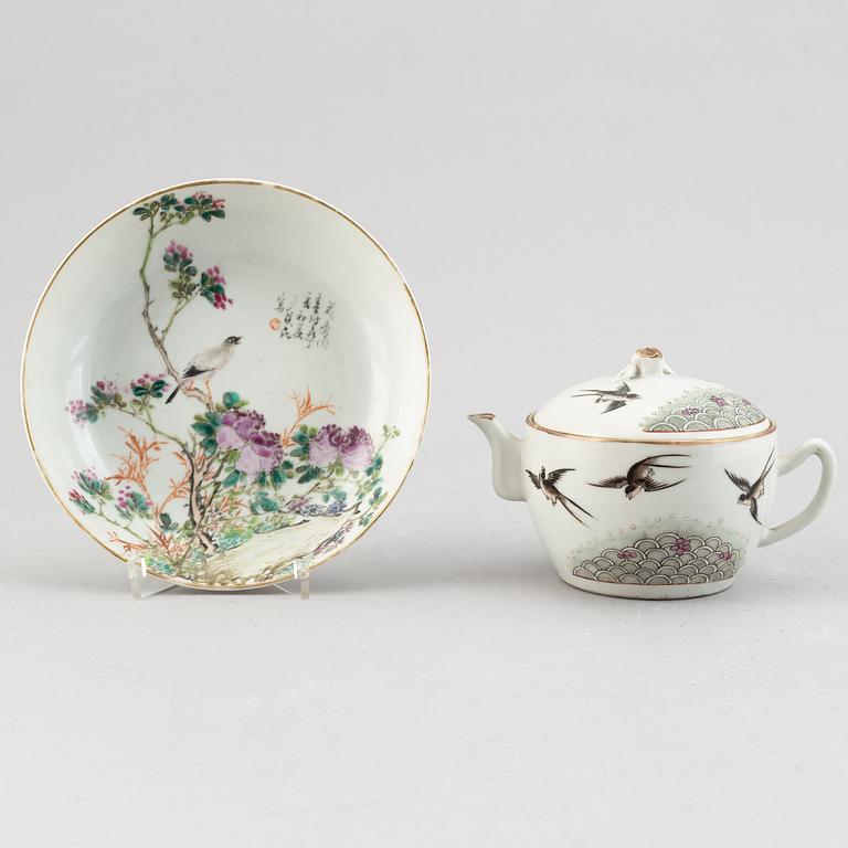 A Chinese porcelain teapot and a bowl mark of Guangxu, 20th century.