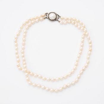 Two strand cultured pearl necklace, clasp silver with with mabé pearl.