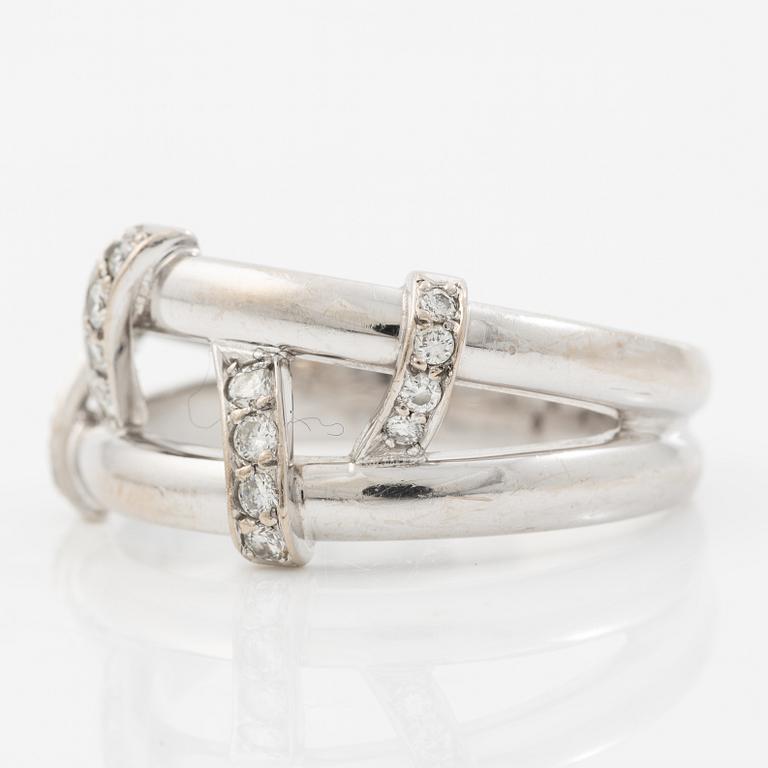Engelbert a ring 18K white gold with round brilliant-cut diamonds.