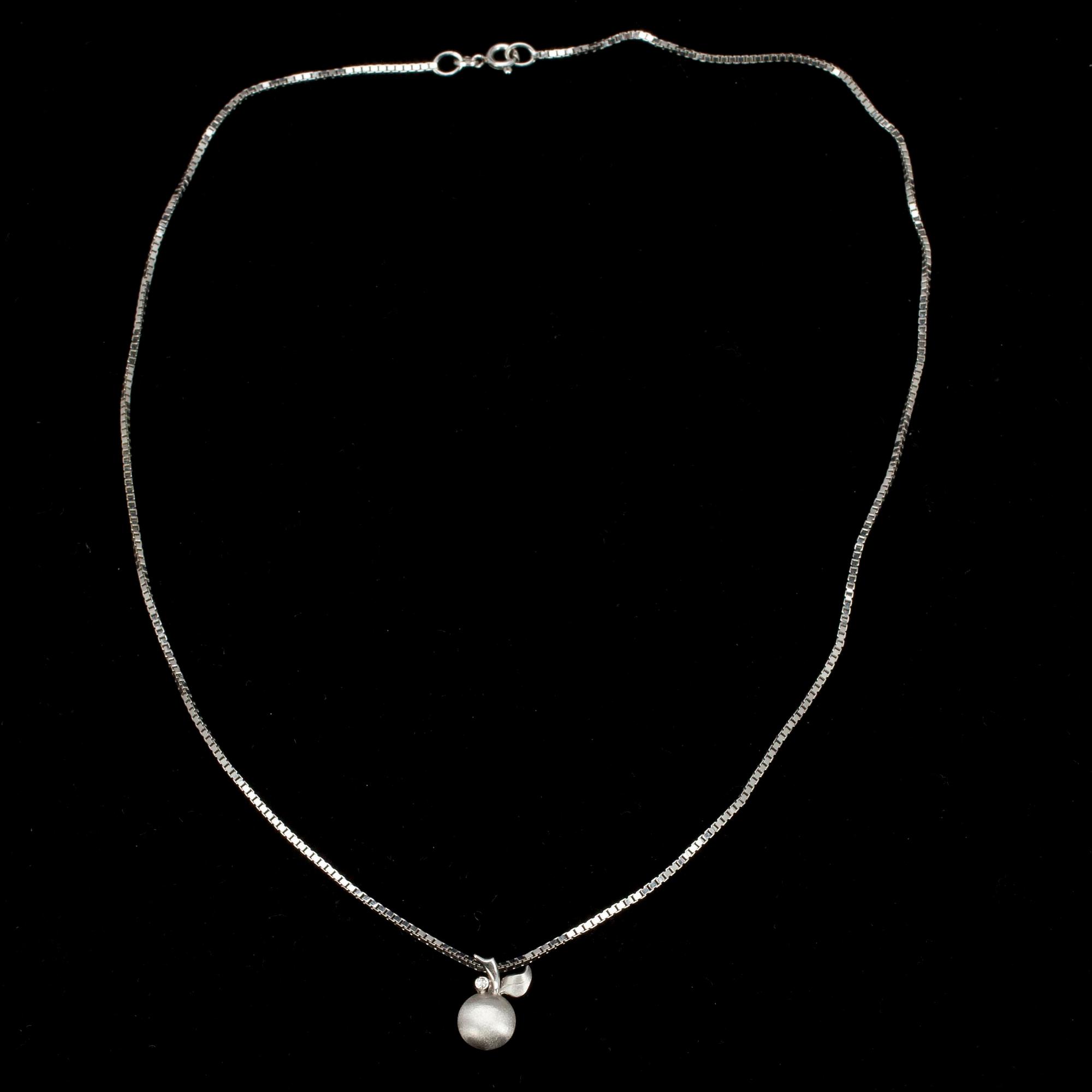 HÄNGE, "äppel" Briljantslipad diamant 0.02 ct. 14K vitguld. Vikt 7,5 g.