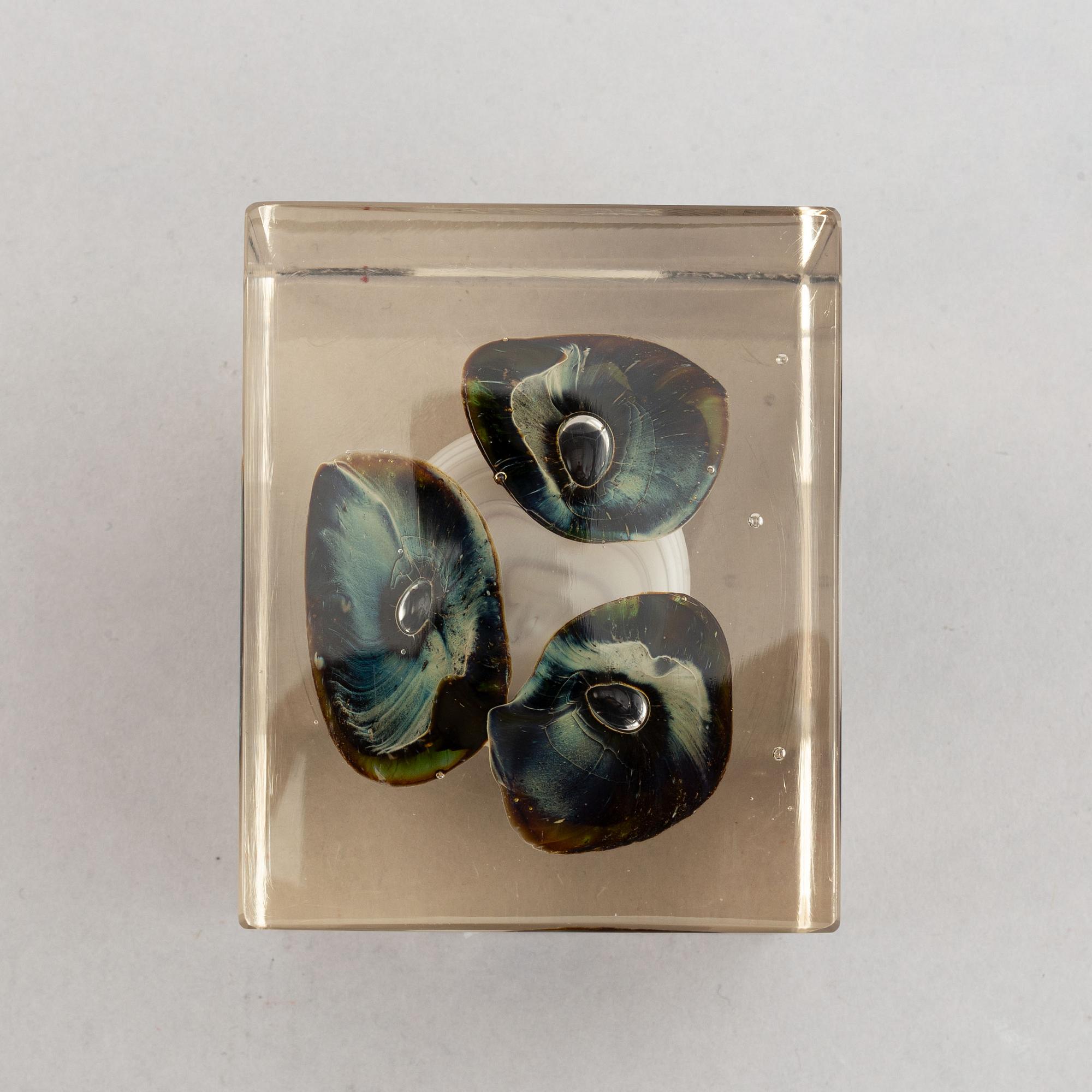 Oiva Toikka, a glass cube, Nuutajärvi Notsjö, 1978, numbered 480/2000.