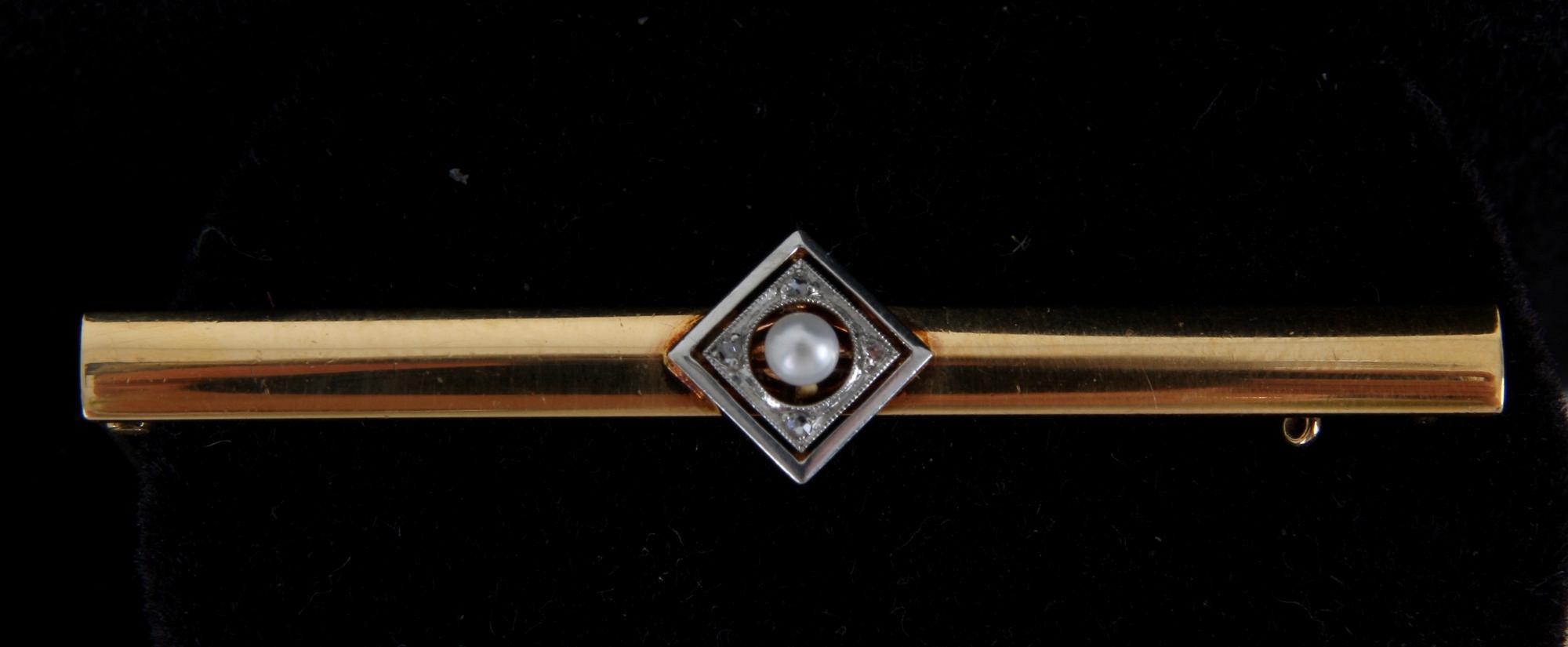 KRÅSNÅL, 20K guld med rosenstenar o sötvattenspärla. 1894.