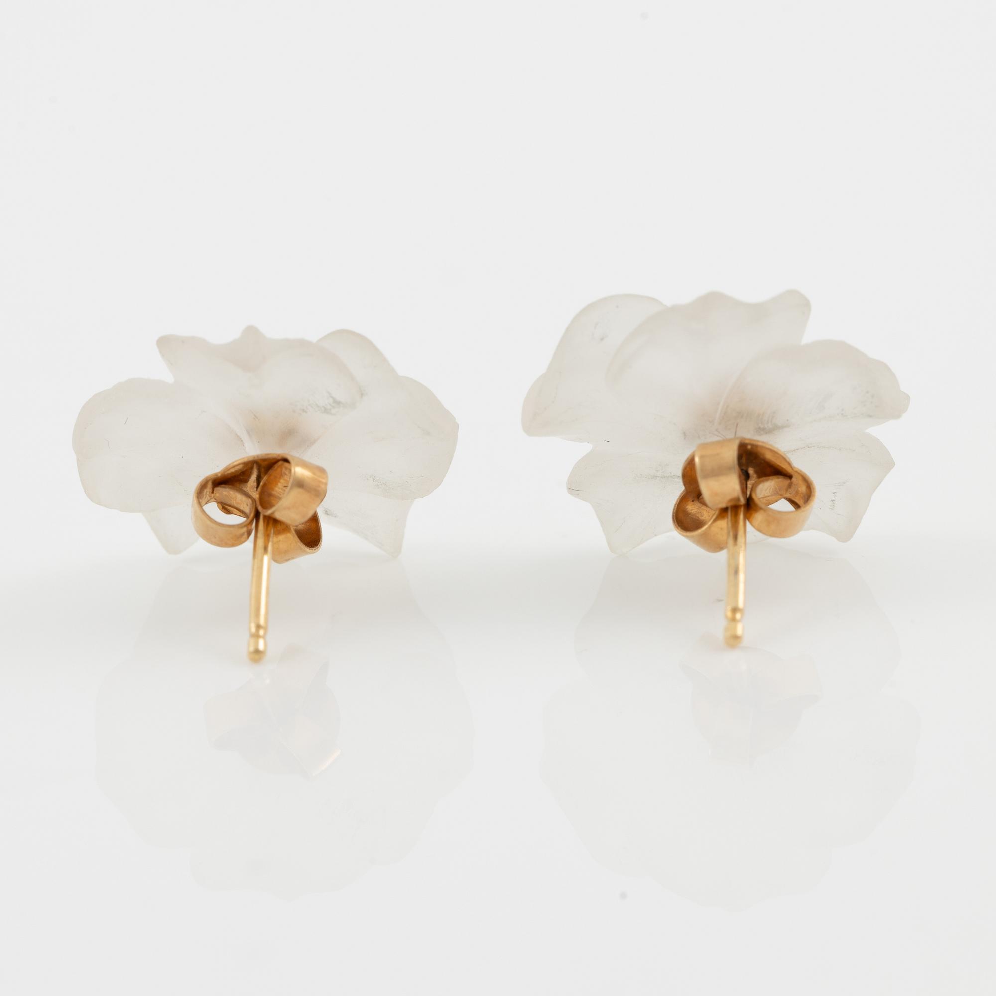 Brooch and earrings, floral, 18K gold with carved rock crystal and rose-cut diamonds.
