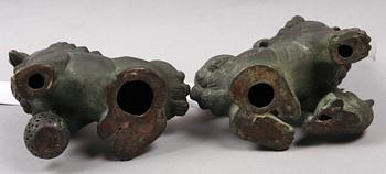 TEMPELLEJON ett par, metall.  Kina, 1900-tal.
