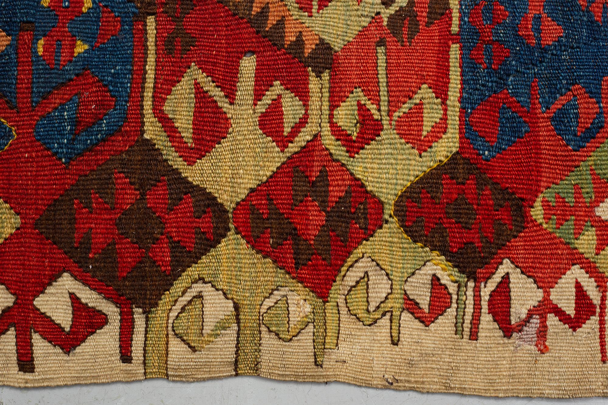 Matta, antik/semiantik Anatolisk kelim, ca 292-301 x 125-135 cm.