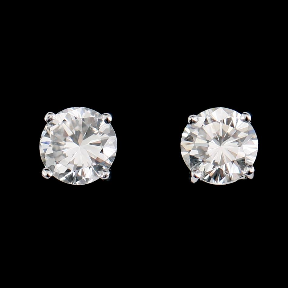 ÖRHÄNGEN, 1 par, 18 k vitguld, 2 solitära briljantslipade diamanter totalt 0.94 ct.