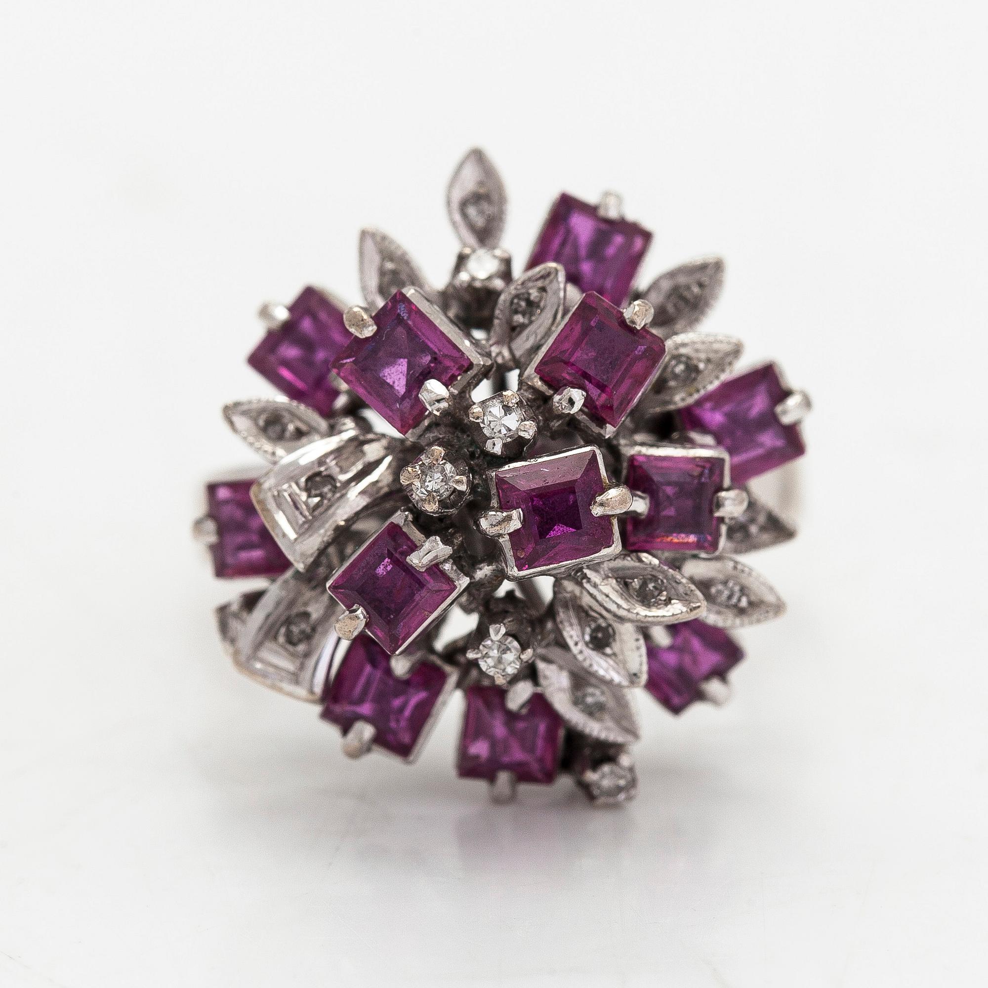 Ring, 18K vitguld med rubiner ca 2.4 ct och åttkantsslipade diamanter.