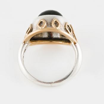 RING, silver samt 18K guld med grön turmalin, möjligen Olle Ohlsson för Borgila, Stockholm 1952. Vikt 7,6 gram.