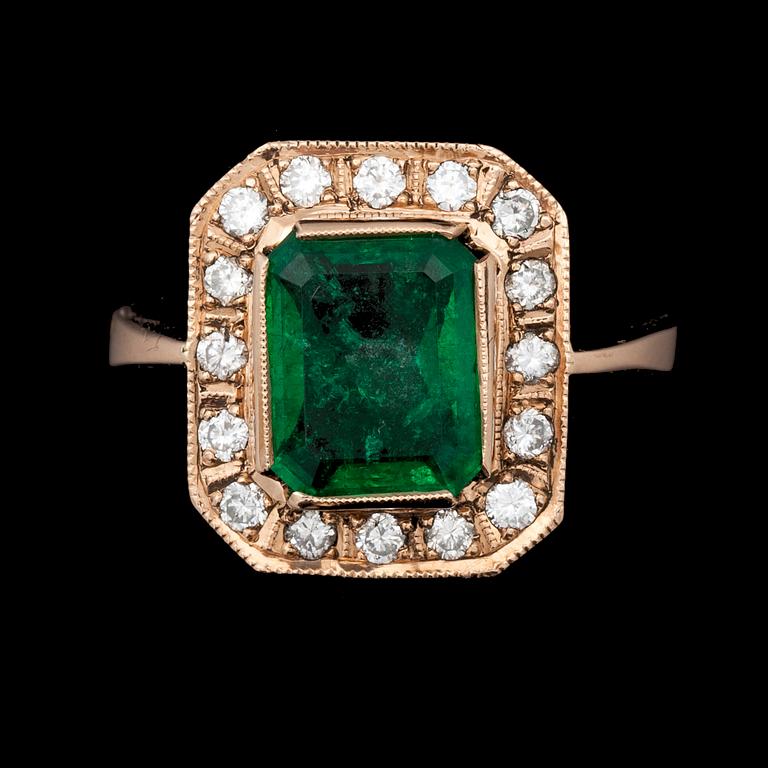 RING, guld 14k, trappslipad smaragd, ca 2,5-3 ct, samt 16 st briljantslipade diamanter, tot ca 0,46 ct. Tot vikt ca 5 g.