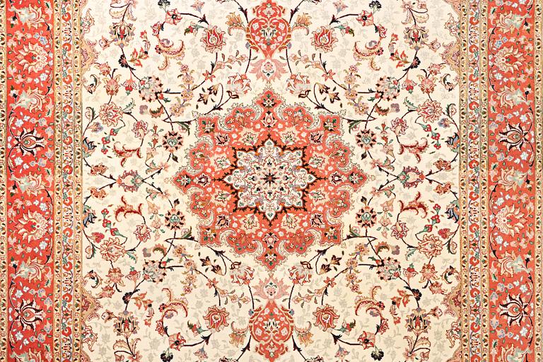 A Tabriz carpet, part silk, 50 raj, c. 304 x 204 cm.