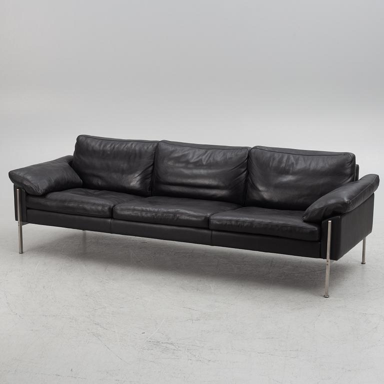 Takashi Okamura & Erik Marquardsen, soffa. "Capri 3A" Skipper Furniture.