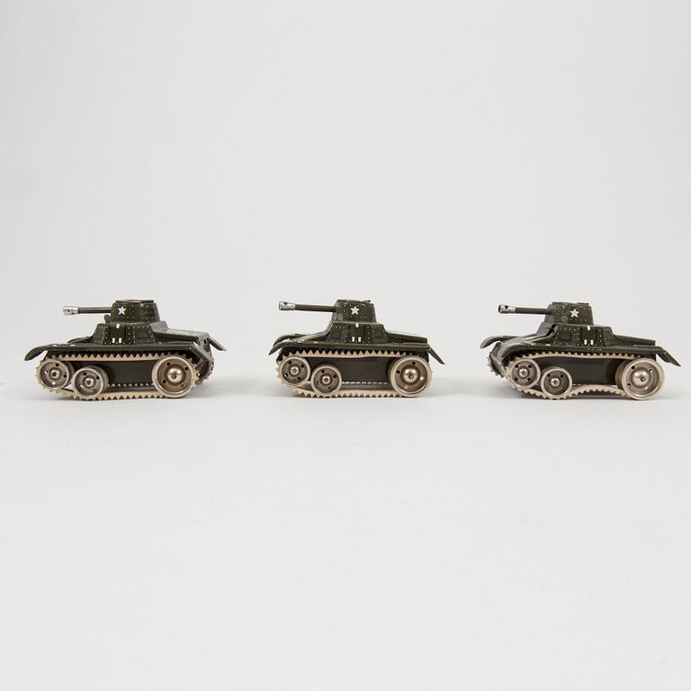 Three tinplate Gama tanks 70/3 Germany 1950s.