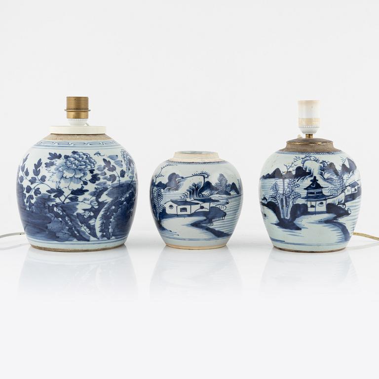Two blue and white porcelain jars / table lights and a jar, Qing dynasty, 19th Century.