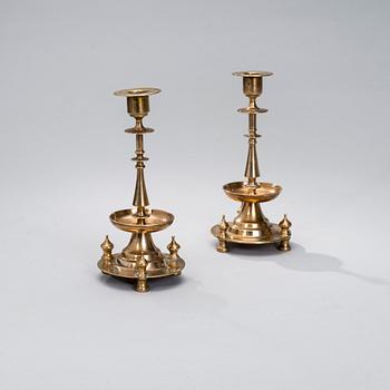 LJUSSTAKAR, 2 st snarlika, mässing, Judin (юдцнъ), Ryssland 1800-talets slut.