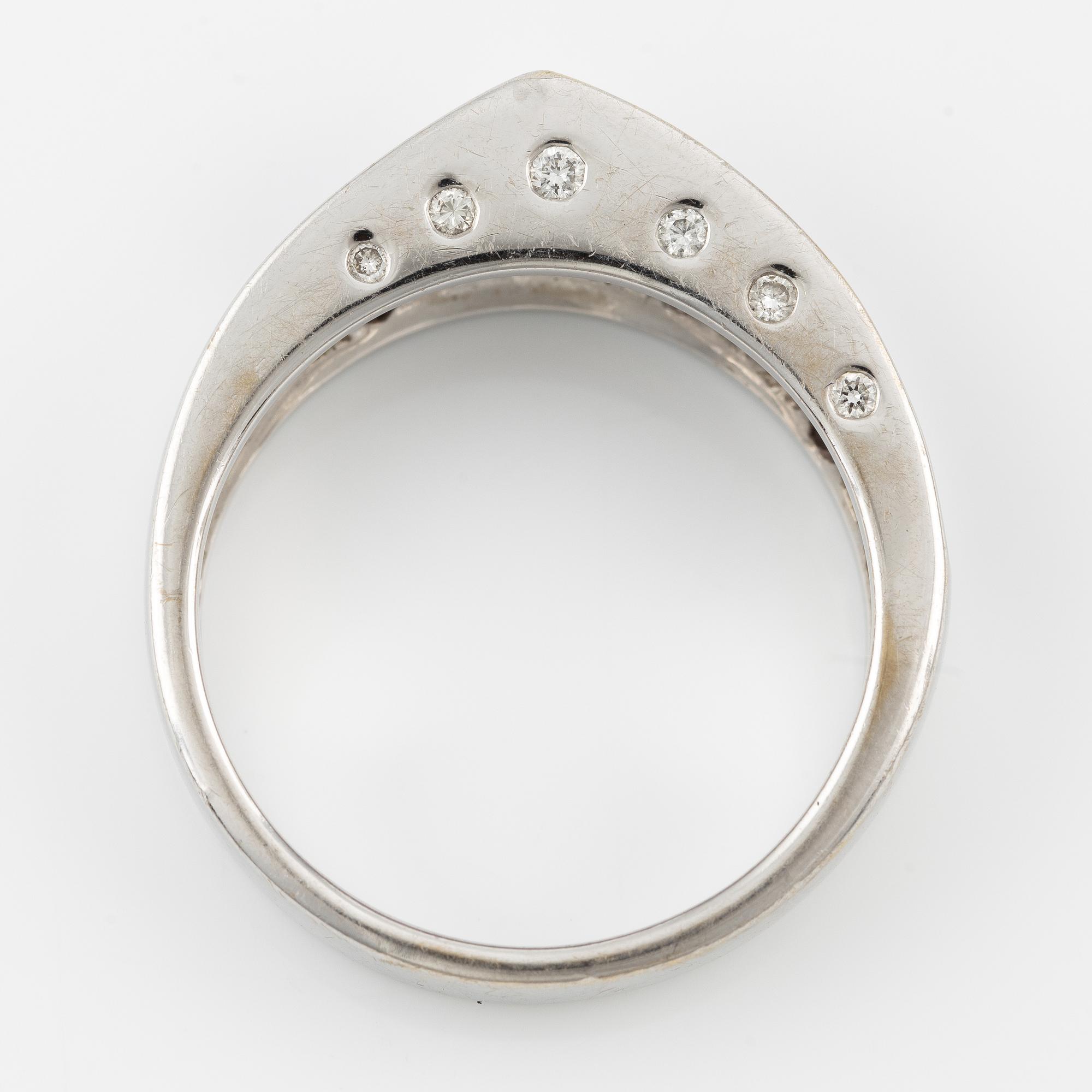 Ring med 18K vitguld med rosa safirer och runda briljantslipade diamanter.