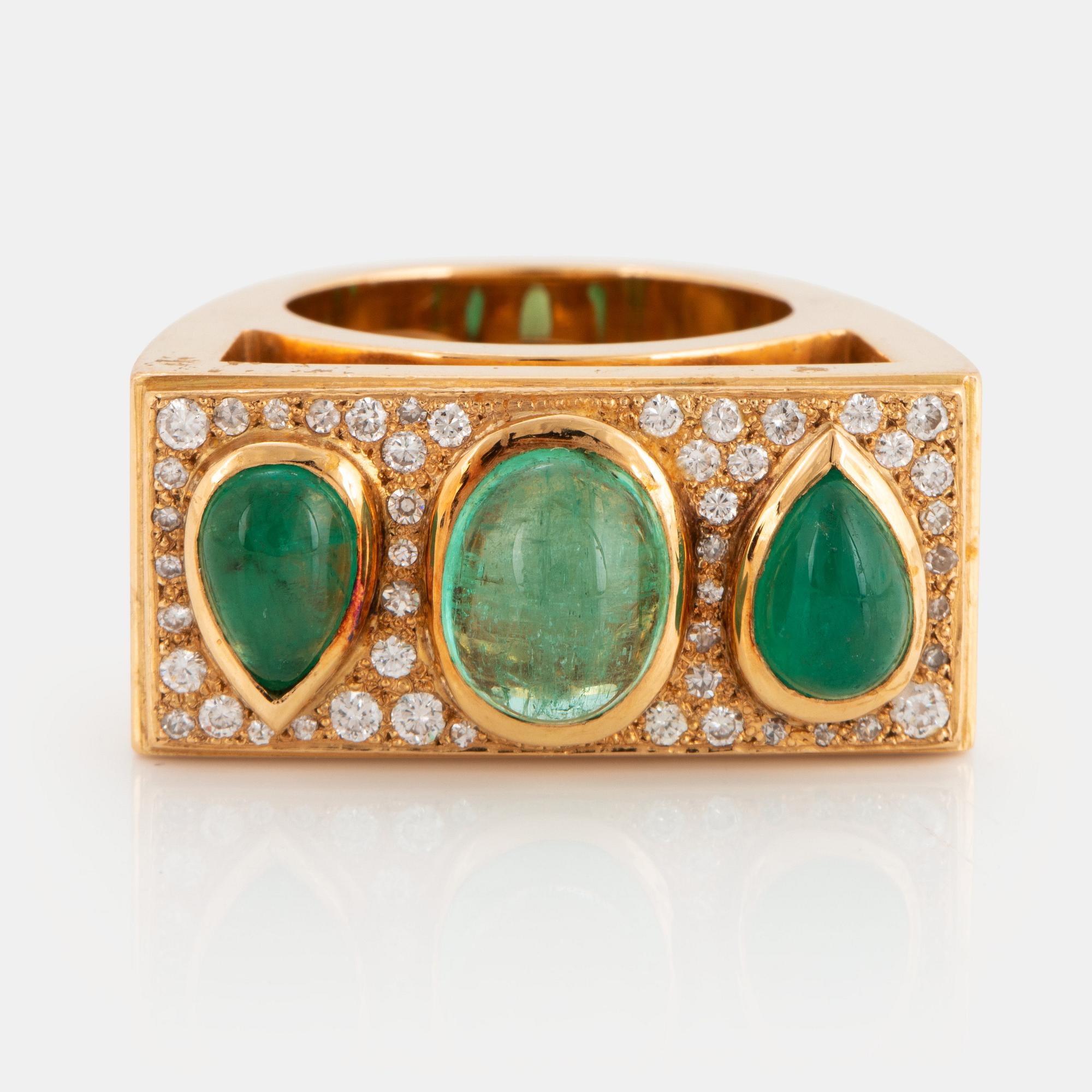 Ring 18K guld med cabochonslipade smaragder och runda briljantslipade diamanter.