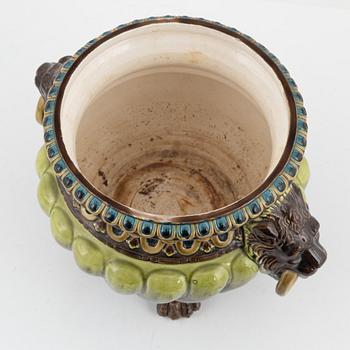 A majolica flower pot, late 19th century.