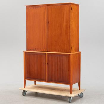 A mahogany veneered cabinet, Ferdinand Lundquist, Gothenburg, mid 20th Century.