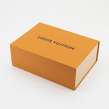 Louis Vuitton, a "Etui Lunette Nilocitus brillant emeraude" bag.