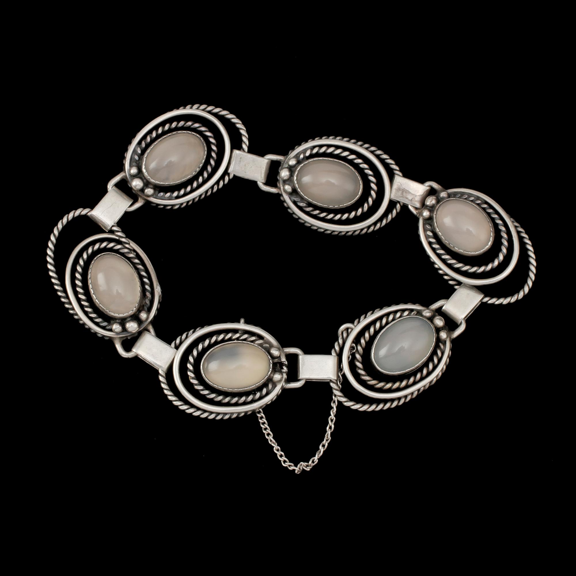 ARMLÄNK, silver med 6 cabochonslipade månstenar, Gussi, Malmö, 1953. Vikt 30 g.