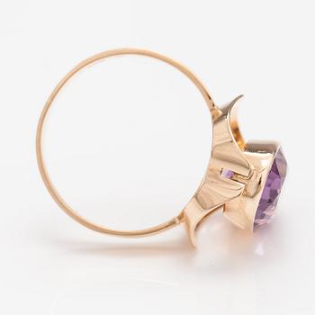 Eero Rislakki, A 14K gold ring with a amethyst. Westerback, Helsinki, mid 20th century.