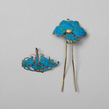 HÅRSMYCKEN, två stycken, kingfisher och korall. Qingdynastin, 1800-tal.