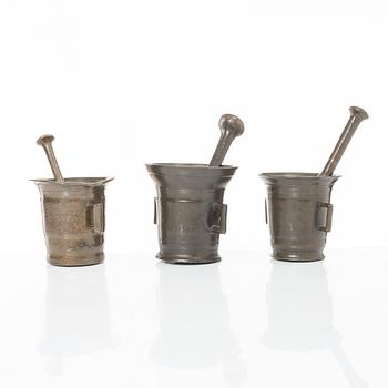 A set of three brass mortars with pestles, later part 18th century / early 19th century.