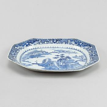 A blue and white export porcelain serving dish, Qing dynasty, Qianlong (1736-95).