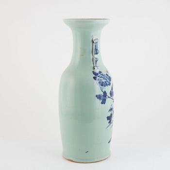 A porcelain floor vase, China, 19th century.